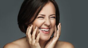 Así es cómo este corte bob a capas transforma su rostro después de los 50: suma volumen, frescura y con efecto lifting