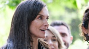 Letizia sorprende en Burela con una blusa boho de rayas azul y blanca: ideal para ir fresquita sin enseñar brazos