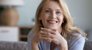 Adiós al negro: el pelo rubio champán suaviza las facciones y es la nueva tendencia que arrasa entre las mujeres de 60