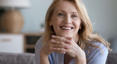 Adiós al negro: el pelo rubio champán suaviza las facciones y es la nueva tendencia que arrasa entre las mujeres de 60
