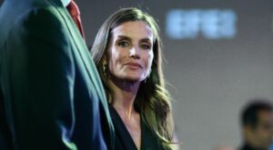 Letizia cambia sus clásicos Mary Jane negros por unos rojos en Montserrat: el toque de color en tendencia para verano