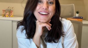 Claudia Bernárdez, dermatóloga: «Si se te cae más pelo de lo habitual, no esperes: estos 4 pasos marcan la diferencia»