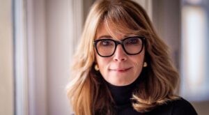 Parece rubio, pero no lo es: así es el color de pelo ‘honey caramel’ que está arrasando entre las mujeres de 60