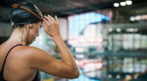 Nadar para perder grasa abdominal: descubre cuántas veces a la semana debes ir a la piscina, según un experto