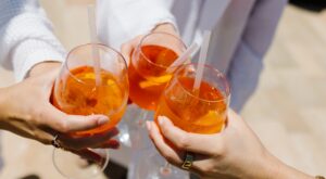 ‘Aperol Spritz nails’: el tono de uñas, inspirado en el cóctel popular del verano, que está arrasando esta temporada