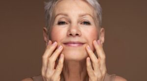 Génessis Salazar, experta en estética: “Estos 5 factores hacen que tu cara luzca más cansada y envejecida a los 60″