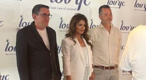 Mónica Cruz (48 años) revela su secreto capilar: “uso champú de cebolla para evitar que el pelo se apelmace”