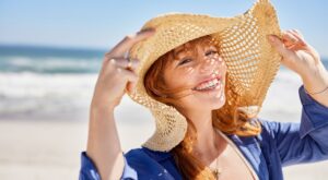 Corte, tinte y cuidados: esto es todo lo que deberías pedir en la peluquería antes de las vacaciones, según un estilista