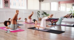 Adiós a las planchas: la “postura del barco” es el ejercicio perfecto para perder grasa abdominal a partir de los 50