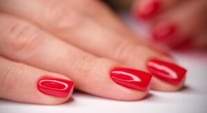 Uñas rojas elegantes: 7 ideas bonitas y delicadas que realzan el moreno y te inspirarán para probar algo nuevo