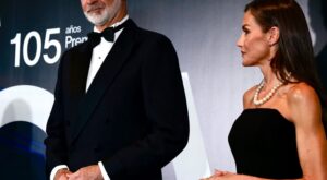 Letizia arrasa con un vestido palabra de honor superelegante que ya tiene clon low cost (y cuesta solo 16 euros)