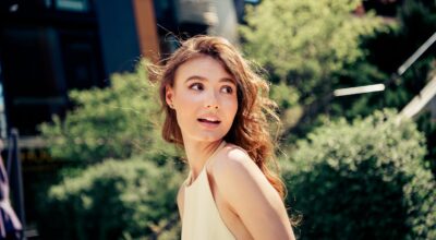 Colas en Zara por el nuevo vestido midi con plisado elegante para ser la invitada perfecta de última hora (por 39,95€)