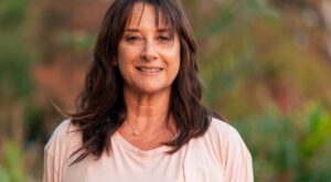 6 zapatillas Skechers tipo mocasín rebajadas para un look elegante y cómodo después de los 60