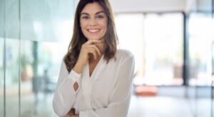 Skechers rebaja las zapatillas más elegantes y cómodas para mujeres después de los 50: suman altura y combinan con todo