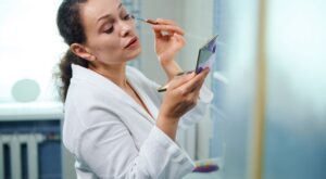 ¿Tienes párpados caídos? Este truco de experta sustituye al delineador tradicional y destaca tu mirada aún más