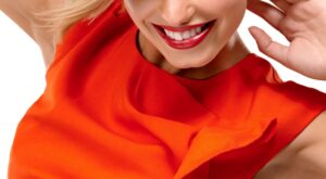 3 vestidos de Zara con drapeado para llevar con botines o stilettos en invierno: elegantes y disimulan barriga desde 29€