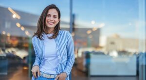 Ni New Balance ni Hoff: Amazon rebaja las Skechers en tendencia que amarán las mujeres elegantes de 60