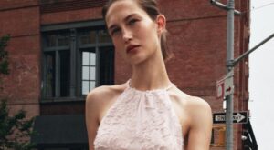 Zara agotará este vestido rosa con cuello halter y acabado desflecado: ideal para invitadas románticas (por solo 39,95€)