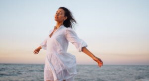 Lidl lo vuelve a hacer: rebaja su vestido con bordado calado elegante que promete agotarse ya (y cuesta solo 11,99 €)