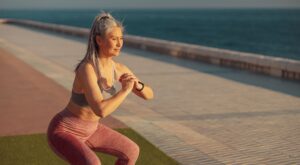 Petra Genco, entrenadora de 57 años, revela la rutina de 10 minutos antes de desayunar para quemar grasa abdominal