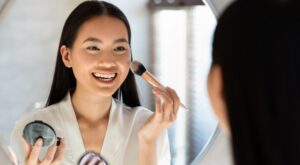 Lorena Álvarez, maquilladora, sobre 
el colorete negro: «Queda muy natural, da mucha 
luminosidad y crea efecto lifting»