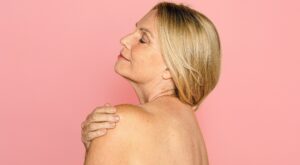 Vida sexual después de los 45: este es el ritual que puede mantener viva la pasión (y cómo hacerlo para que funcione)