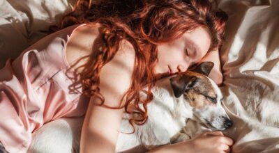 ¿Duermes con tu perro o tu gato? Este hábito podría desvelar mucho sobre tu carácter (y seguramente no lo sabías)