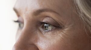 Cejas finas y escasas: la técnica del “triángulo dorado” que lo cambia todo para rejuvenecer el rostro después de los 60