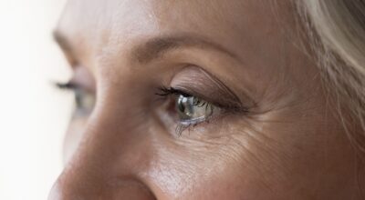 Cejas finas y escasas: la técnica del “triángulo dorado” que lo cambia todo para rejuvenecer el rostro después de los 60