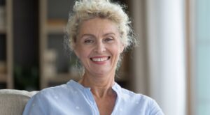 Maquillarse después de los 60: los 6 errores más comunes que envejecen el rostro (y cómo evitarlos), según un experto