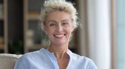 Maquillarse después de los 60: los 6 errores más comunes que envejecen el rostro (y cómo evitarlos), según un experto