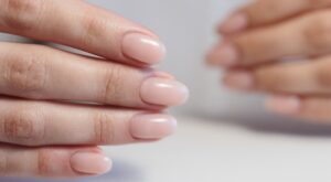 Adiós a las uñas nude: las «BB cream nails» llegan para darle un toque natural y elegante a tus manos este verano