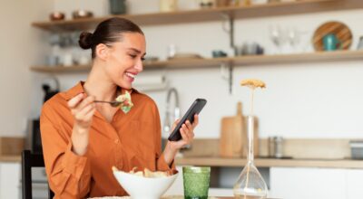 Boticaria García, nutricionista: «comer mirando el móvil engaña al cerebro y te hace tener más hambre»
