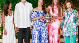 La Infanta Sofía brilla en su debut oficial en Marivent con un vestido rosa de Zara agotado (pero hay uno muy similar)