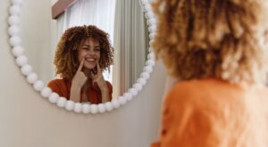 ¿Hablas solo y en voz alta? Esta práctica común tiene un peculiar significado según los expertos (y no lo dirías nunca)