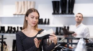 Skechers agotará sus nuevos mocasines que adorarán las mujeres elegantes del norte: ideales con culottes y tonos neutros