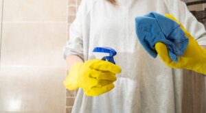 Ni vinagre ni lejía: esta es la mezcla casera que deja tu mampara impecable como el primer día y está en boca de todos