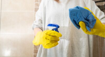 Ni vinagre ni lejía: esta es la mezcla casera que deja tu mampara impecable como el primer día y está en boca de todos