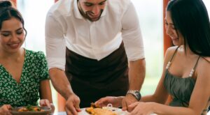 Los psicólogos lo confirman: quienes ayudan a los camareros comparten esta cualidad que desconocías