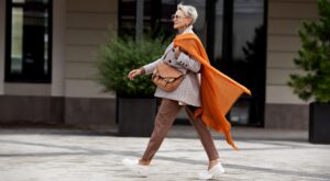 Skechers arrasa con los zapatos sin cordones, cómodos y modernos para llevar con pantalón beige y camisa blanca a los 60