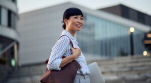 El bolso de oficina más elegante y práctico está en Parfois por solo 12,99 €: beige y con espacio para el portátil