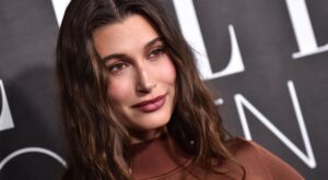 Así se hace el maquillaje ‘Mocha Mousse’ de Hailey Bieber que está en boca de todas: natural, fácil y con estilo