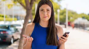 Las personas que no responden en los grupos de WhatsApp tienen estos rasgos en común, según la psicología