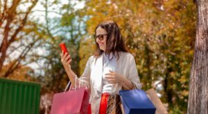 Ya no son las Adidas Samba: estas son las zapatillas que amarás a partir de los 50 para ‘la vuelta al cole’ este 2025