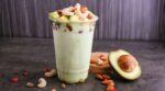 Smoothie de pistacho, aguacate y plátano: la receta fácil, saciante y llena de energía que tendrás lista en 5 minutos