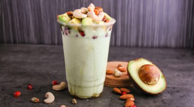 Smoothie de pistacho, aguacate y plátano: la receta fácil, saciante y llena de energía que tendrás lista en 5 minutos