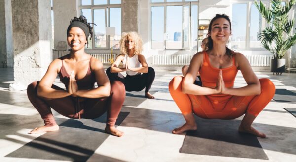 Olvida la silla: descubre la postura de descanso china que pone a prueba tu flexibilidad y que casi nadie logra dominar