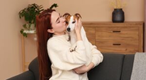 Ni negro ni rojo: «Plum Red» apunta a convertirse en el color de pelo del otoño (sexy, diferente y no tiene edad)