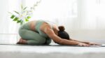 La postura de yoga recomendada para dormir profundamente después de los 30 (y también a los 60)