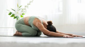 La postura de yoga recomendada para dormir profundamente después de los 30 (y también a los 60)